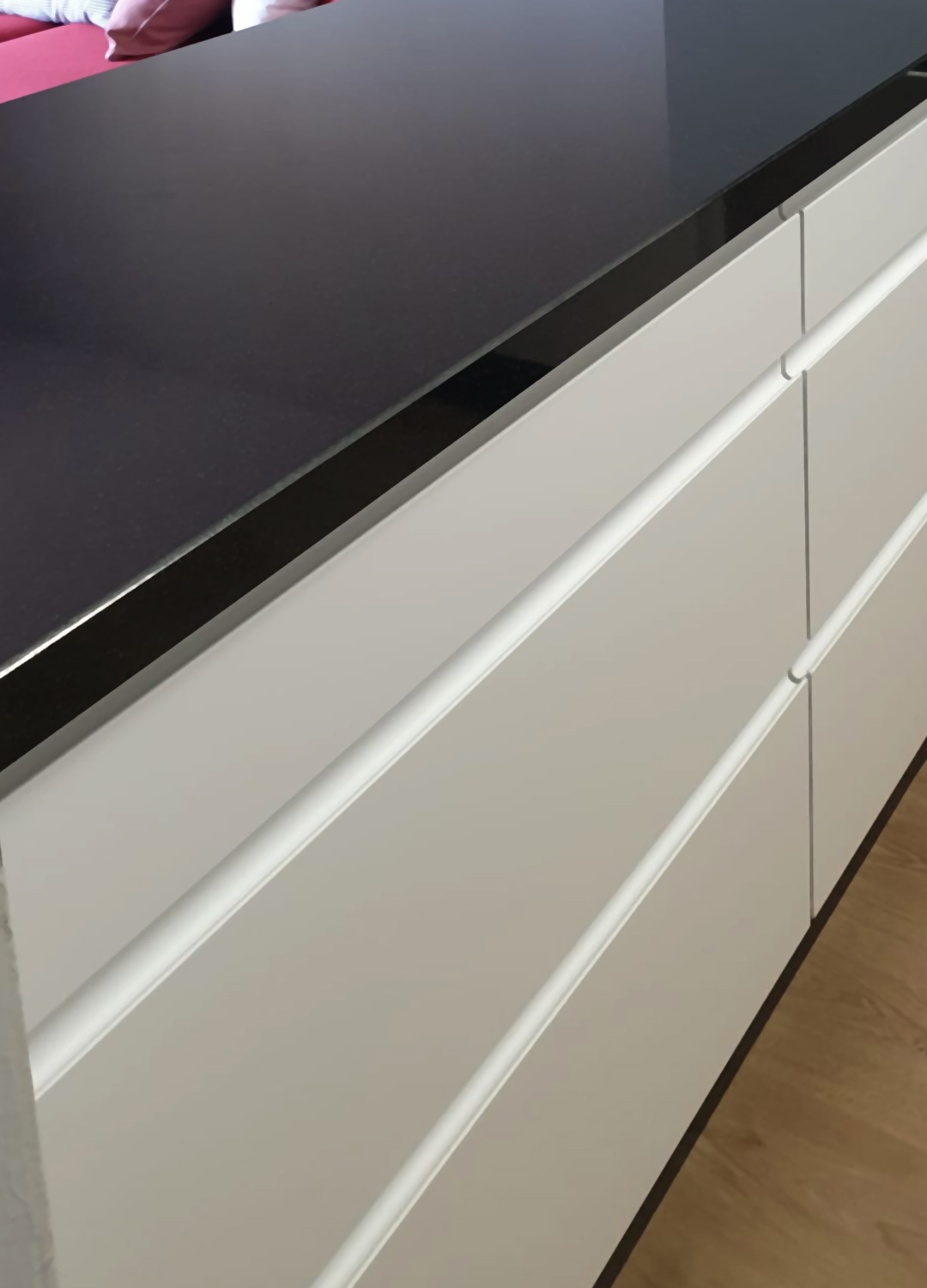 Cocina con cajones con puertas con uñero blancas.